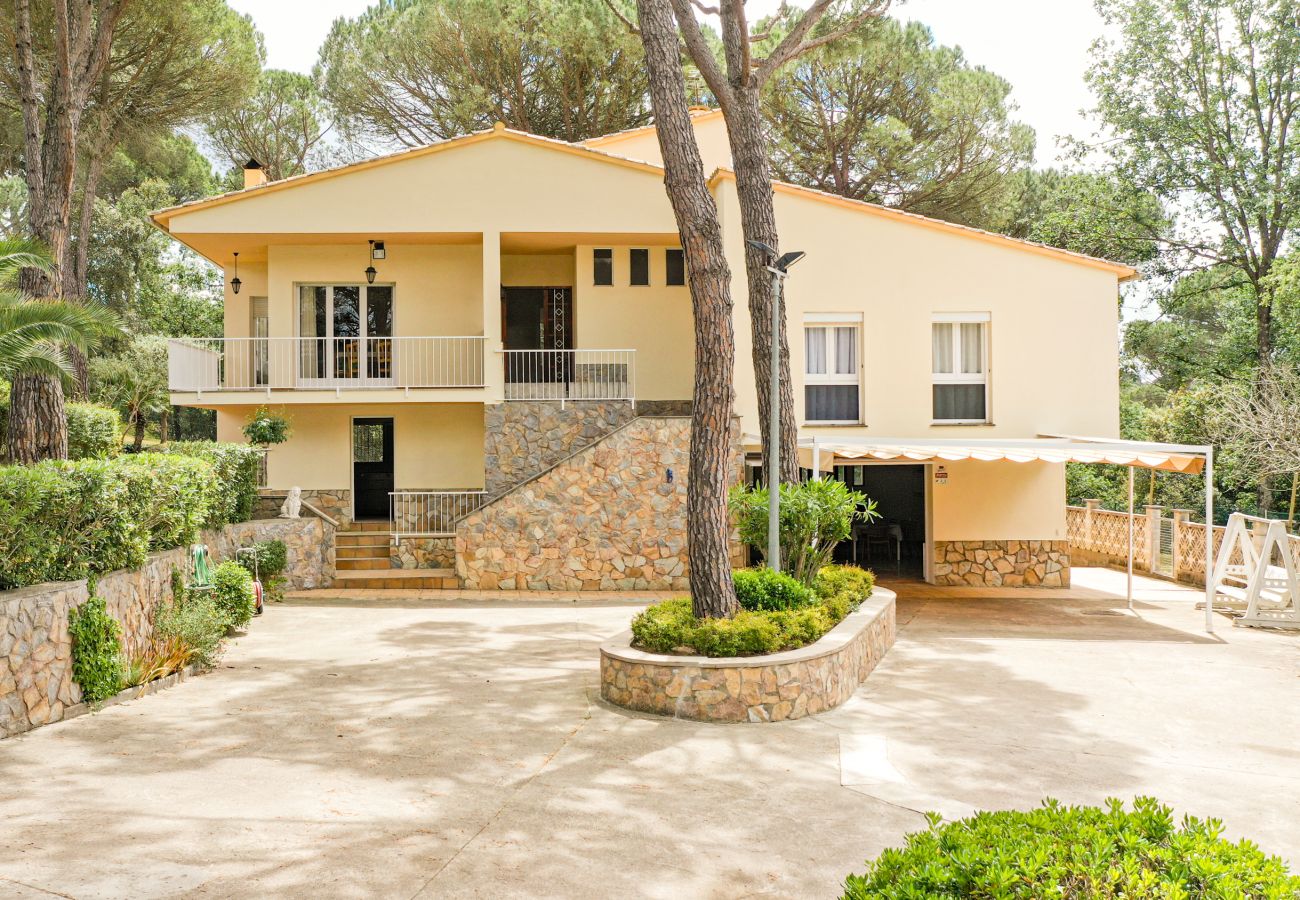 Außenterrasse mit Sitzgelegenheiten zwischen Pinien bei einer Ferienvilla bei Girona