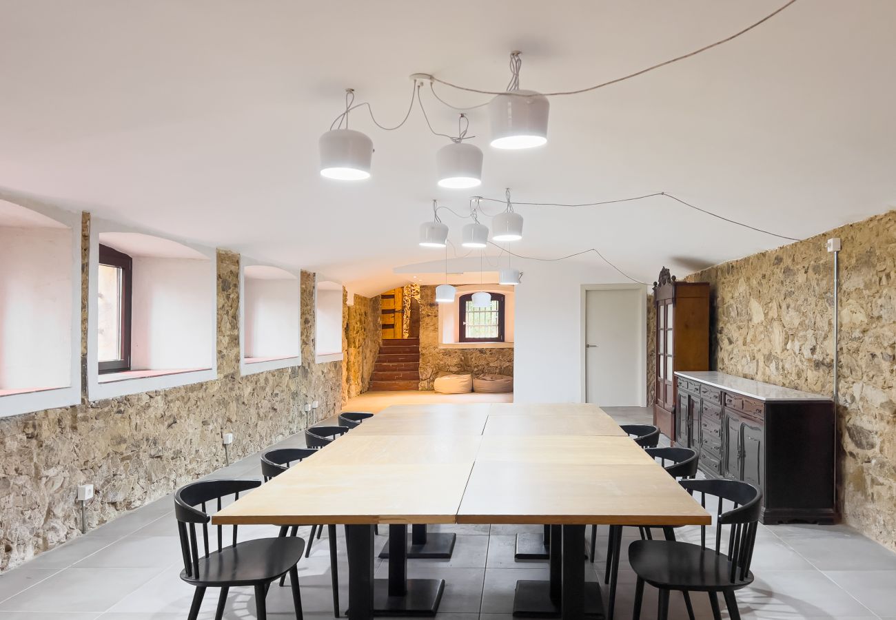 Country house in Sant Hilari Sacalm - Castell de Villavecchia - 33 pax