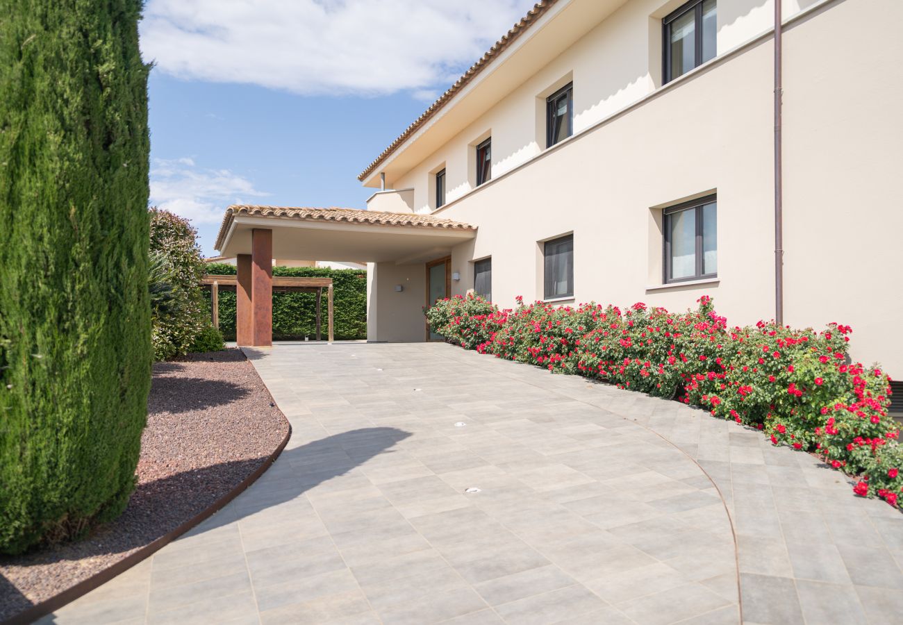 Aparcamiento exterior cubierto en villa de lujo para grupos en Peralada, Girona