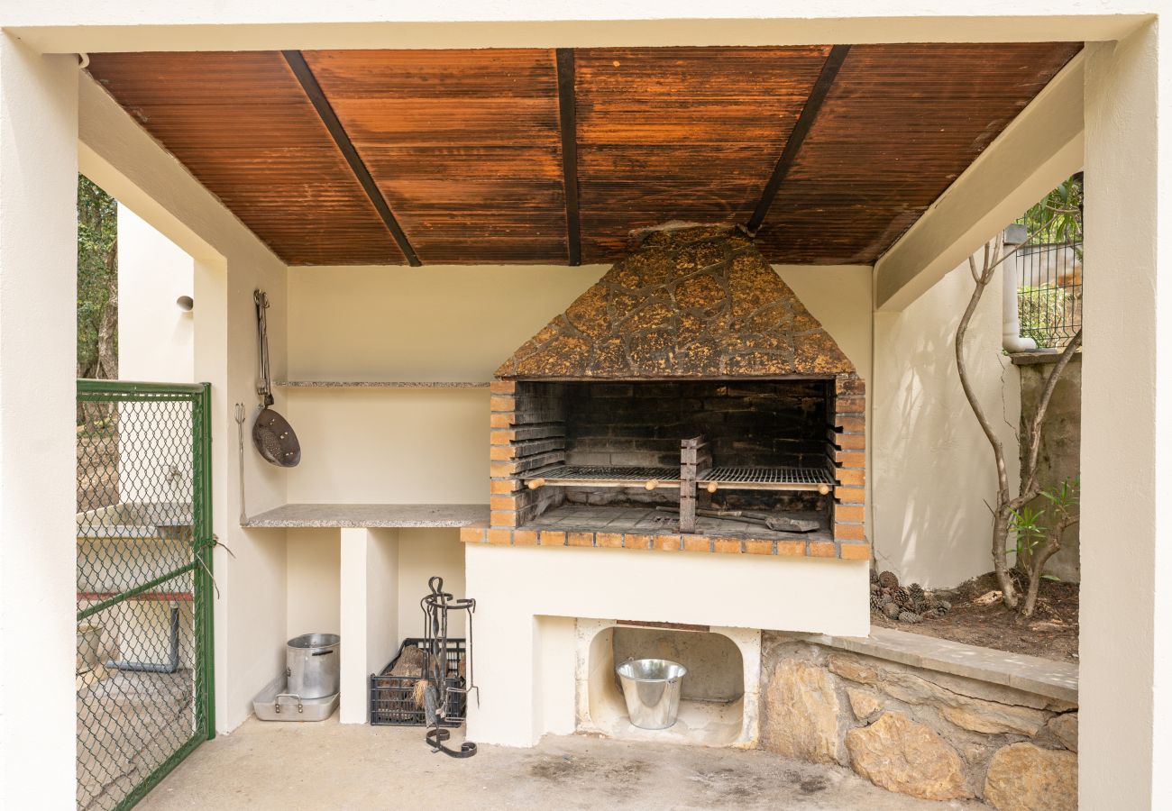 Zona barbacoa exterior cubierta con barbacoa de gas en villa vacacional cerca de Girona