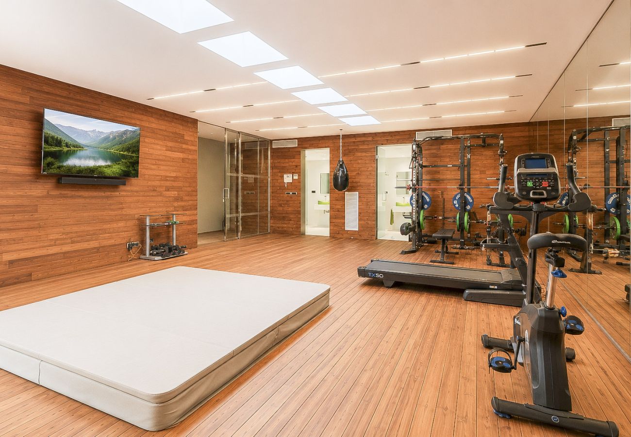 Salle de sport privée avec équipement complet et vestiaires dans une villa de vacances de luxe à Peralada