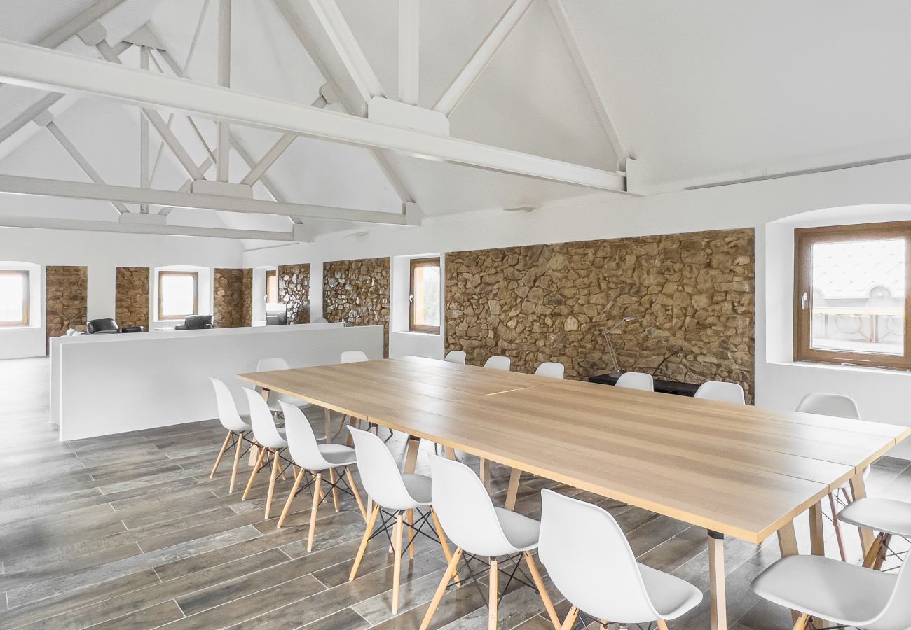 Meeting room amb llum natural, smart TV, vistes 180° i parets de pedra per company offsite a private estate near Girona